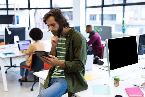 Kaukasischer Geschäftsmann Lehnt Schreibtisch Mit Tablet Computer Kreativen Büro Geschäftsleute — Stockfoto