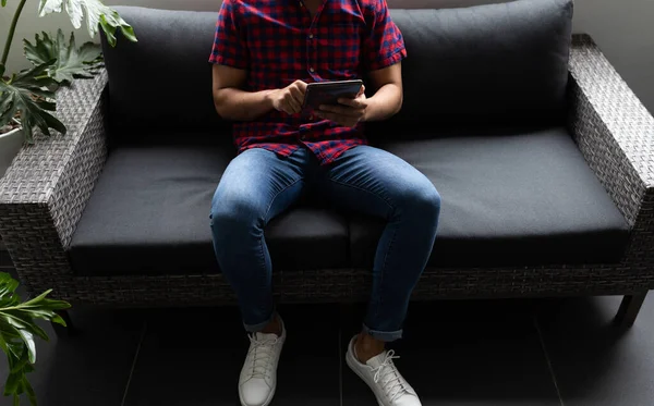 Zakenman Werkzaam Creatief Kantoor Man Die Zit Tablet Gebruikt Sociale — Stockfoto