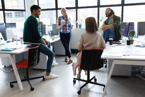 Diverse Groep Zakenmensen Werkzaam Creatief Kantoor Groep Mensen Vergadering Bespreken — Stockfoto