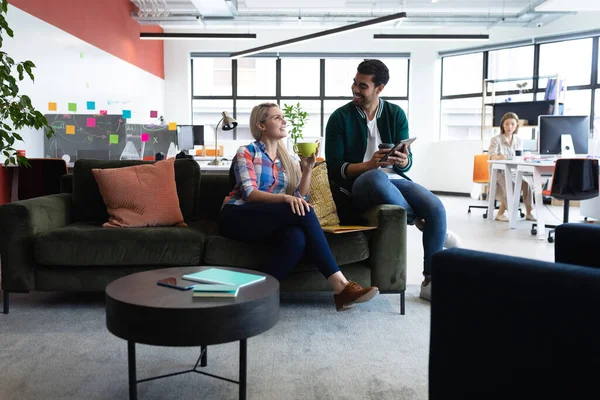 Twee Diverse Zakenmensen Werkzaam Creatief Kantoor Man Vrouw Zitten Bank — Stockfoto