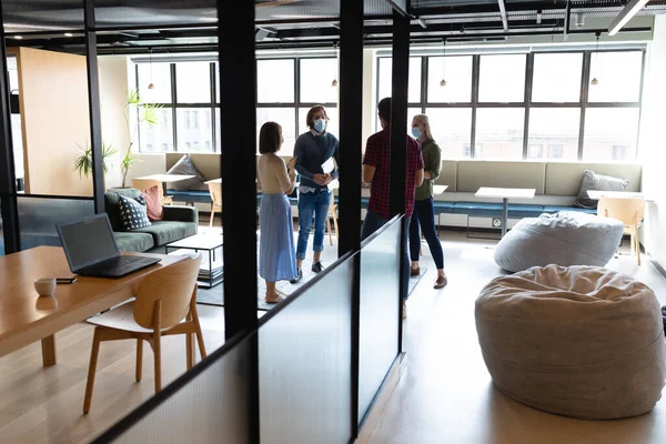 Diversi Gruppi Colleghi Affari Che Indossano Maschere Facciali Discutono Lavoro — Foto Stock