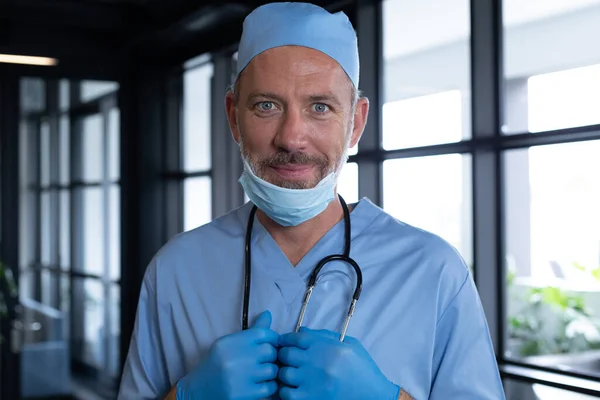 Portrait Caucasian Male Doctor Standing Looking Camera Smiling Medical Professional — kuvapankkivalokuva