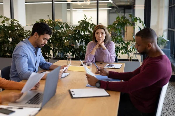 Diverso Grupo Empresarios Que Trabajan Oficina Creativa Grupo Personas Una — Foto de Stock