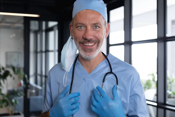 Portrait Caucasian Male Doctor Standing Looking Camera Smiling Medical Professional — kuvapankkivalokuva