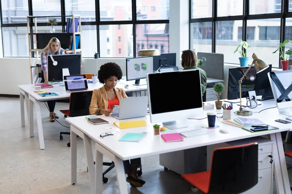 Empresaria Raza Mixta Trabajando Oficina Creativa Mujer Sentada Escritorio Usando — Foto de Stock