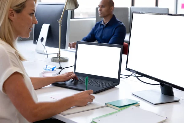 現代のオフィスでノートパソコンやノートパソコンを使って座っている白人実業家 ビジネスモダンなオフィスワークプレイス技術 — ストック写真