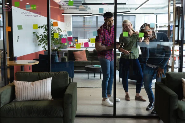 Diverse Groep Zakenmensen Werkzaam Creatief Kantoor Groep Mensen Brainstormen Notities — Stockfoto