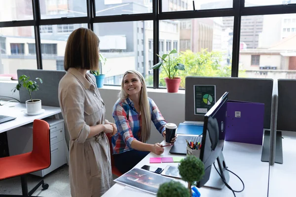 Due Donne Affari Diverse Che Lavorano Ufficio Creativo Donne Che — Foto Stock