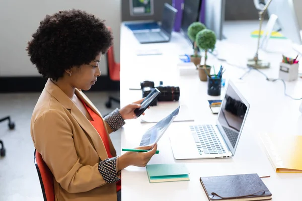 Mixed Race Businesswoman Working Creative Office Woman Sitting Desk Holding — Stock Photo, Image