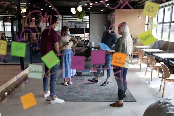 Diverse Groep Zakenmensen Werkzaam Creatief Kantoor Groep Mensen Dragen Gezichtsmaskers — Stockfoto