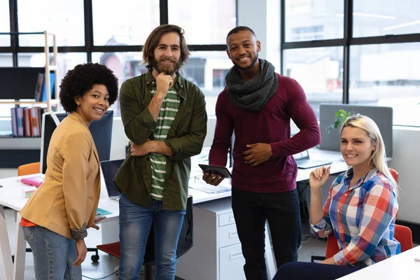 Diverso Grupo Empresarios Que Trabajan Oficina Creativa Retrato Grupo Personas — Foto de Stock