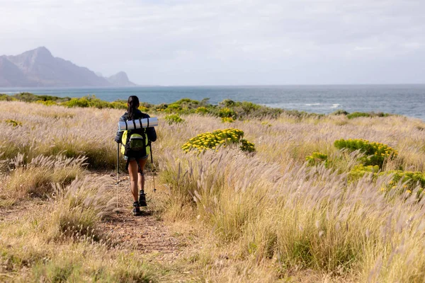 Fit Afrikanisch Amerikanische Frau Mit Nordic Walking Rucksack Der Küste — Stockfoto