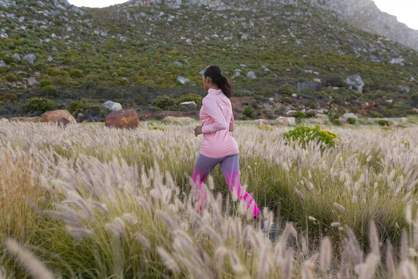 Ajuste Mulher Americana Africana Sportswear Correndo Através Grama Alta Estilo — Fotografia de Stock