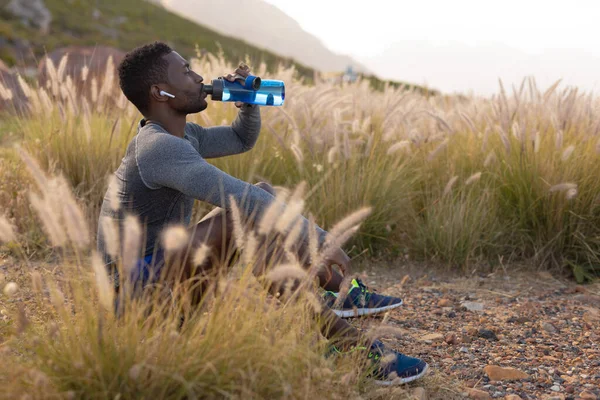 Πορτρέτο Του Ταιριαστού Αφροαμερικανού Αθλητικά Είδη Που Αναπαύονται Πόσιμο Νερό — Φωτογραφία Αρχείου