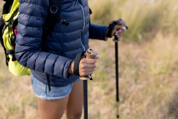 Mujer Forma Con Mochila Nórdica Caminando Por Costa Estilo Vida —  Fotos de Stock