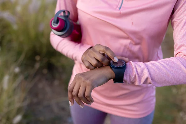 Retrato Mujer Forma Ropa Deportiva Usando Reloj Inteligente Sosteniendo Agua —  Fotos de Stock
