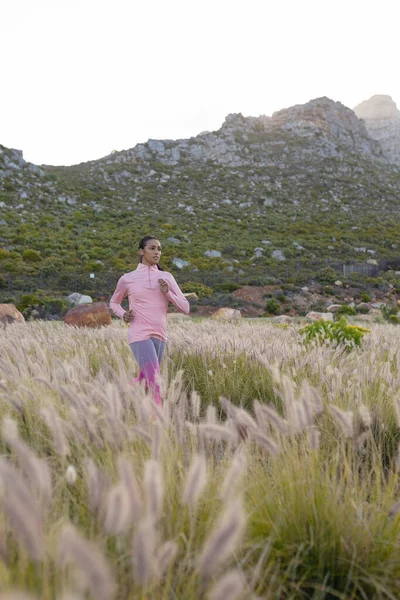 Ajuste Mujer Afroamericana Ropa Deportiva Corriendo Través Hierba Alta Estilo —  Fotos de Stock