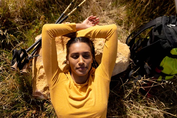 Fit African American Woman Lying Resting Mountain Countryside Healthy Lifestyle — ストック写真