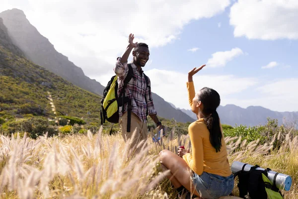 Fit Casal Afro Americano Vestindo Mochilas Alta Cinco Descansando Água — Fotografia de Stock