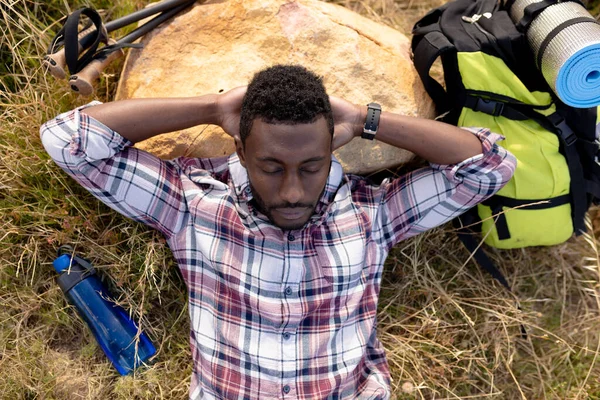 Adapter Homme Afro Américain Reposant Couché Dans Campagne Montagne Mode — Photo