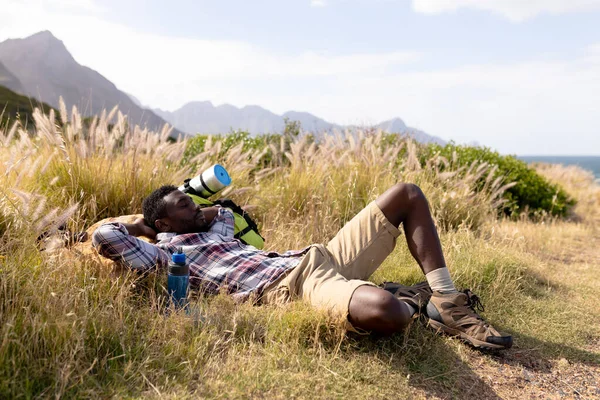Ajuste Hombre Afroamericano Descansando Acostado Campo Montaña Estilo Vida Saludable —  Fotos de Stock