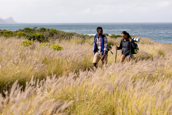 Fit African American Couple Wearing Backpacks High Fiving Hiking Coast — Zdjęcie stockowe