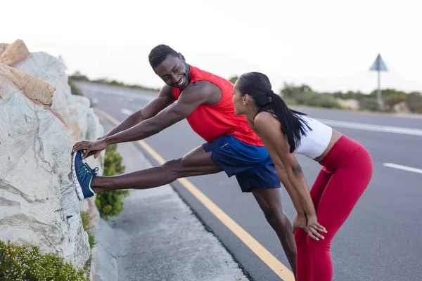 Adapter Homme Afro Américain Tenue Sport Étirement Tandis Que Femme — Photo