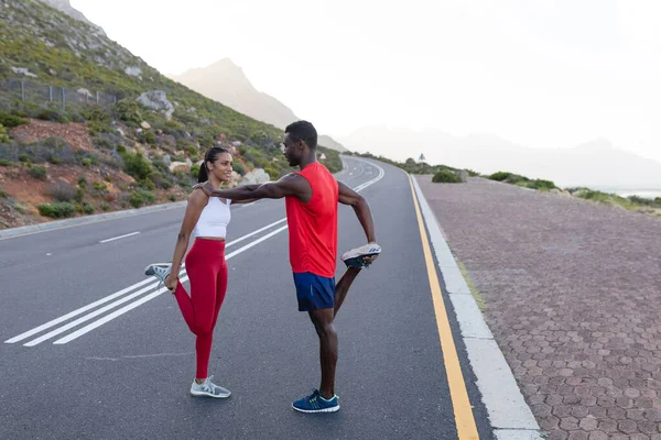 Fit African American Couple Sportswear Stretching Coastal Road Healthy Lifestyle — Stockfoto