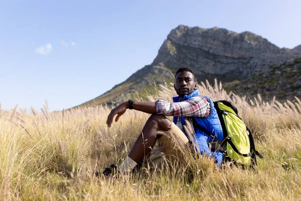 Fit African American Man Wearing Backpack Sitting Mountain Countryside Healthy — Zdjęcie stockowe