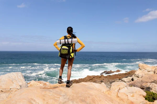 Fit African American Woman Wearing Backpack Hiking Coast Healthy Lifestyle — 스톡 사진