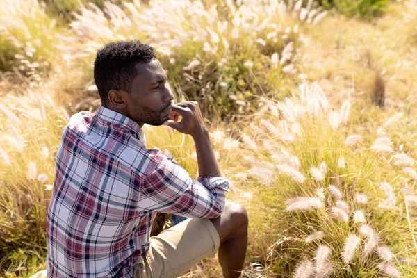 Fit African American Man Sitting Resting Mountain Countryside Healthy Lifestyle — Stockfoto