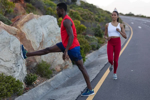 Adatto All Uomo Afroamericano Abbigliamento Sportivo Che Estende Mentre Donna — Foto Stock