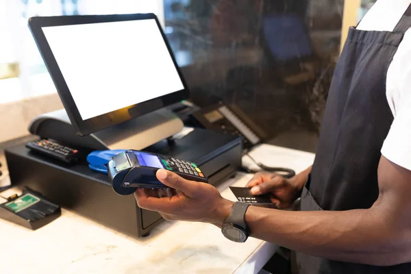 Barista Masculino Usando Cartão Crédito Dos Clientes Para Pagamento Café — Fotografia de Stock