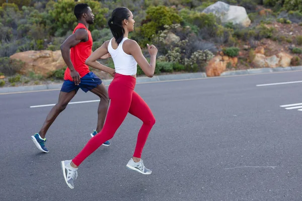 Ajuste Pareja Afroamericana Ropa Deportiva Corriendo Una Carretera Costera Estilo — Foto de Stock