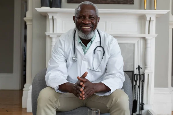 Retrato Médico Afroamericano Sénior Que Consulta Paciente Casa Atención Médica — Foto de Stock