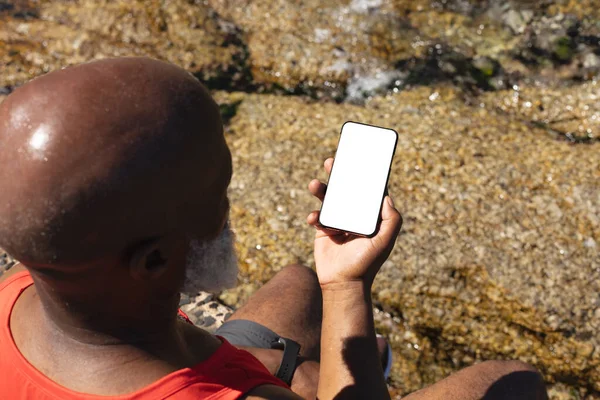 Hombre Afroamericano Mayor Usando Smartphone Junto Mar Saludable Retiro Tecnología —  Fotos de Stock