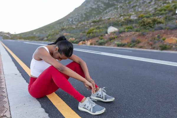 Ajuste Mujer Afroamericana Ropa Deportiva Sentado Descansando Una Carretera Costera — Foto de Stock