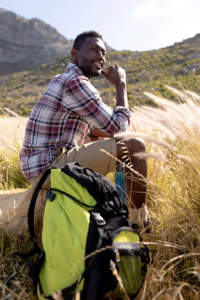 Fit African American Man Sitting Resting Mountain Countryside Healthy Lifestyle — Stock fotografie