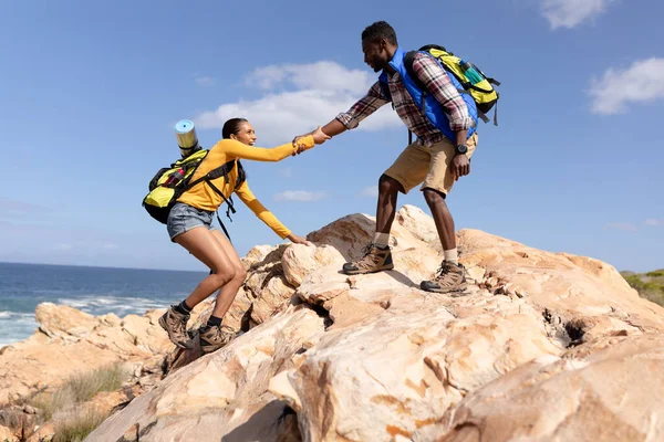 Fit African American Couple Wearing Backpacks Hiking Coast Healthy Lifestyle — Stock fotografie