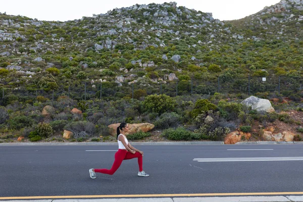 Ajuste Mujer Afroamericana Ropa Deportiva Que Extiende Una Carretera Costera —  Fotos de Stock