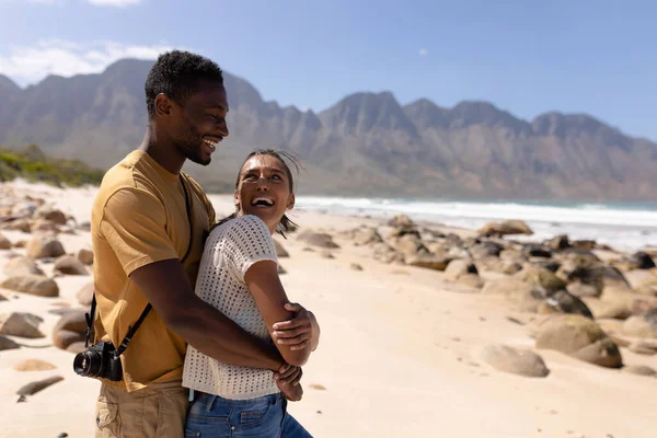 Africký Americký Pár Objímající Pláži Moře Zdravý Životní Styl Volný — Stock fotografie