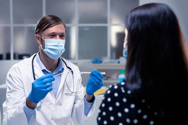 Kaukasischer Arzt Mit Gesichtsmaske Und Handschuhen Der Den Abstrich Des — Stockfoto