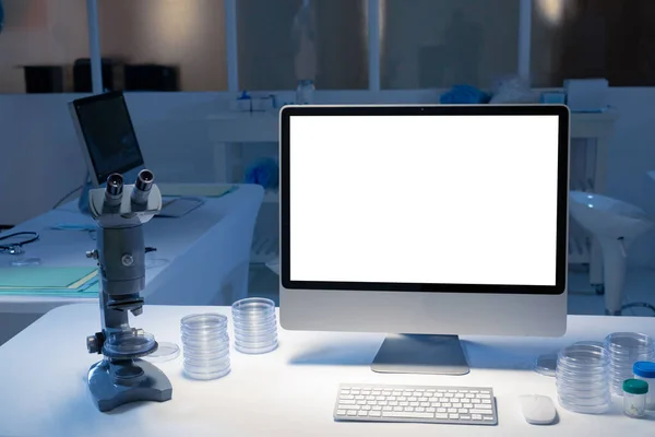 Ordenador Sobremesa Con Pantalla Iluminada Puesto Trabajo Del Laboratorio Médico — Foto de Stock