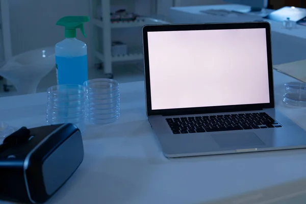 Computer Portatile Con Schermo Illuminato Alla Postazione Lavoro Laboratorio Medico — Foto Stock