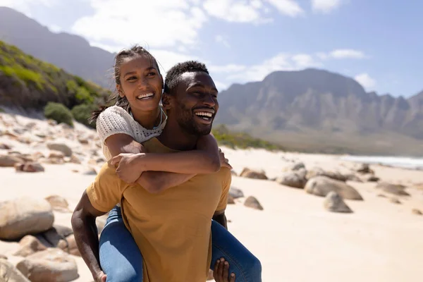 Coppia Afroamericana Cavalcioni Una Spiaggia Riva Mare Stile Vita Sano — Foto Stock