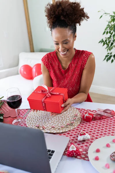 Donna Afroamericana Che Tiene Una Scatola Regalo Videocall Casa Celebrazione — Foto Stock