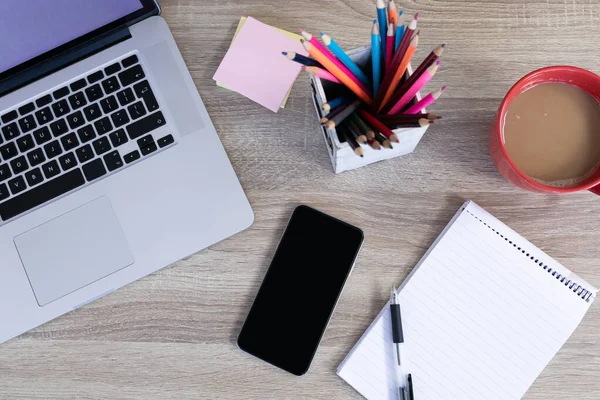 Scrivania Lavoro Con Portatili Smartphone Matite Notebook Tazza Caffè Lavoro — Foto Stock