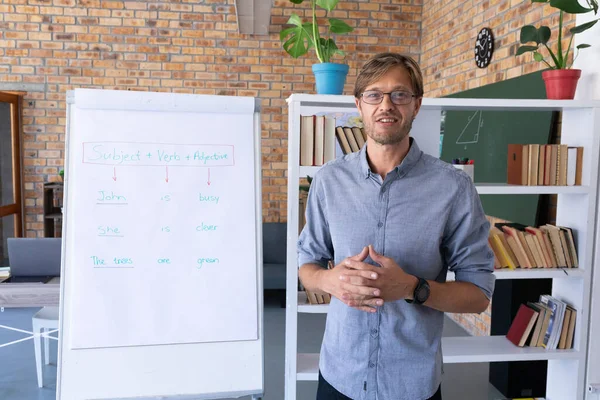 Kaukasischer Männlicher Englischlehrer Der Neben Der Staffelei Online Unterricht Gibt — Stockfoto