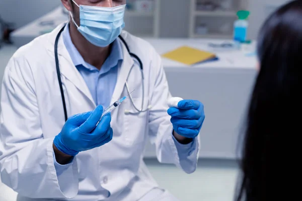 Kaukasischer Arzt Mit Mundschutz Und Handschuhen Bereitet Impfstoff Für Patienten — Stockfoto