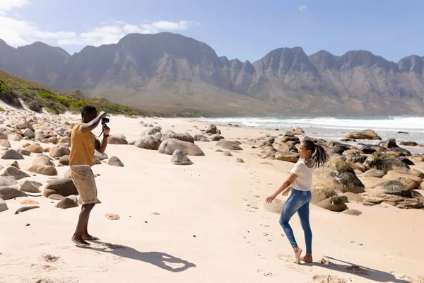 Afrikanisches Paar Beim Fotografieren Einem Strand Meer Gesunder Lebensstil Freizeit — Stockfoto